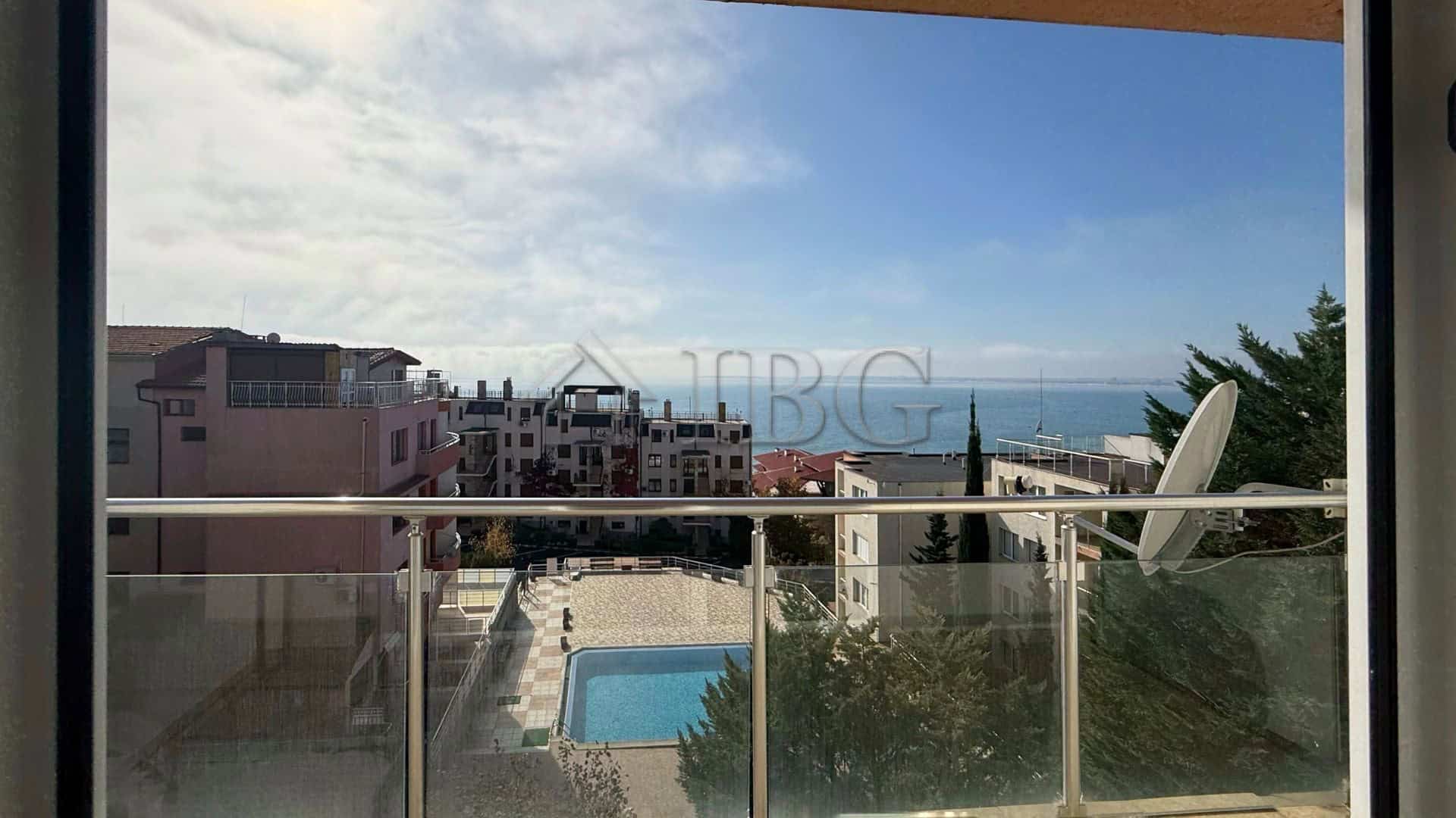 Bright 2-bedroom apartment with stunning sea views in Vista Residence, Sveti Vlas. Perfect for seasi.