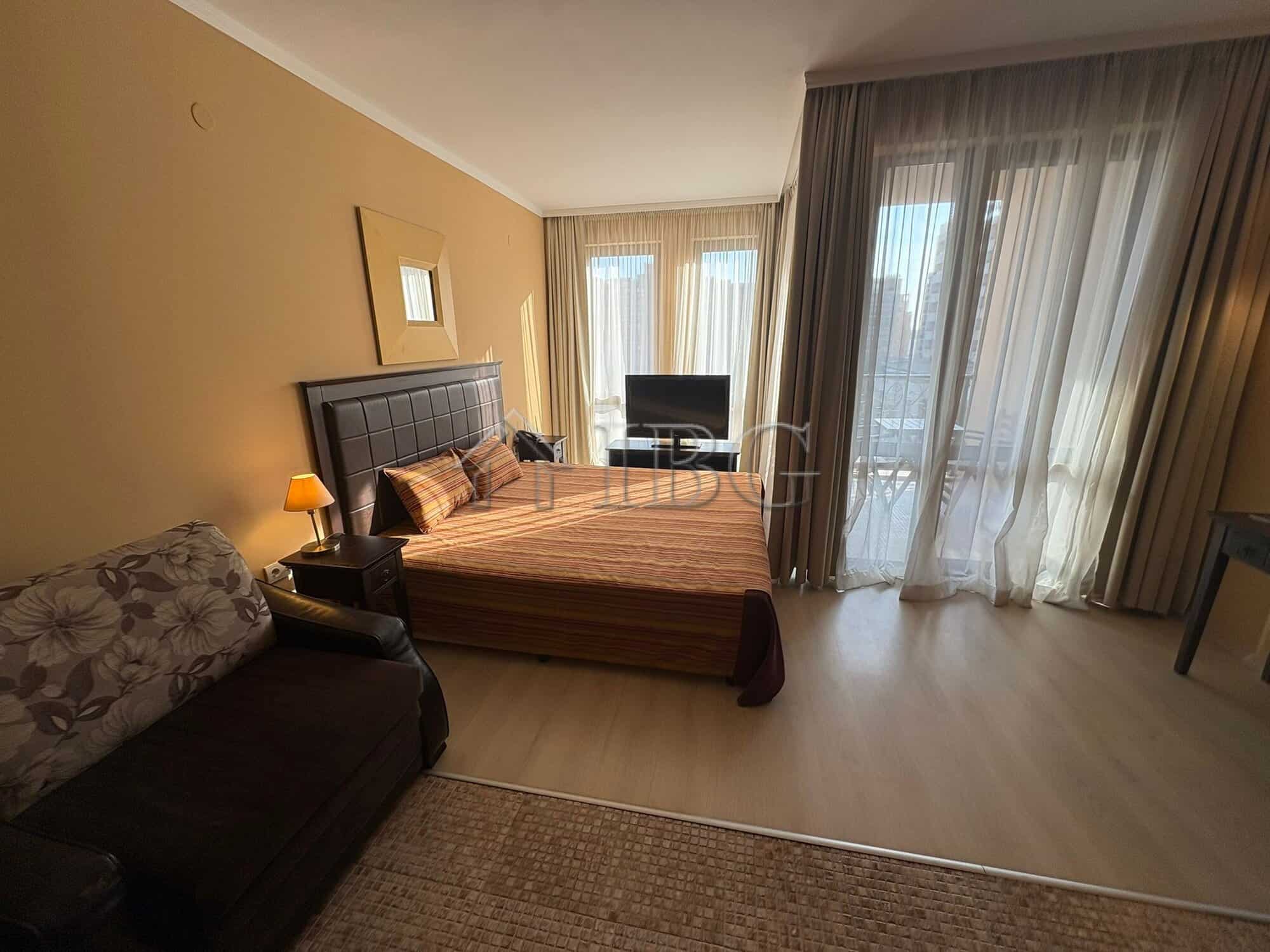 Spacious Studio with Pool View Modern studio apartment with pool view and balcony in Sunny Beach.