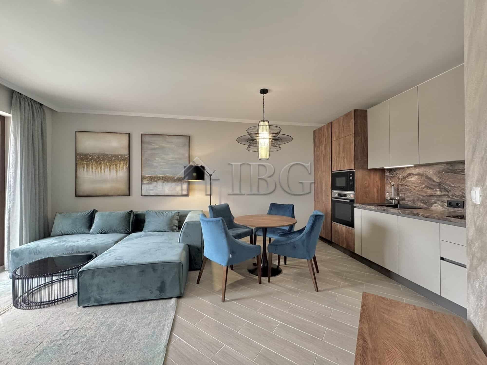 Stylish 2-bedroom apartment overlooking sea and pool in Valencia Gardens, Nessebar.