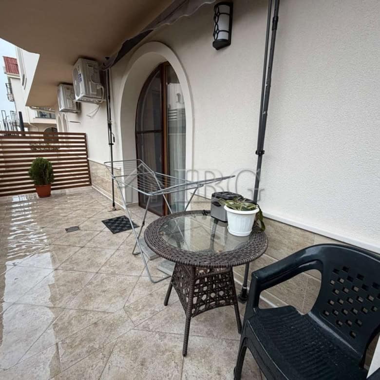 Modern one-bedroom apartment with large terrace in Kosharitsa complex.