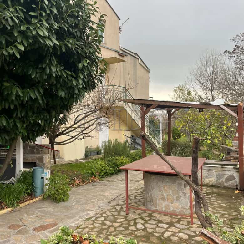 Outdoor patio with garden and trees in Sveti Vlas complex.