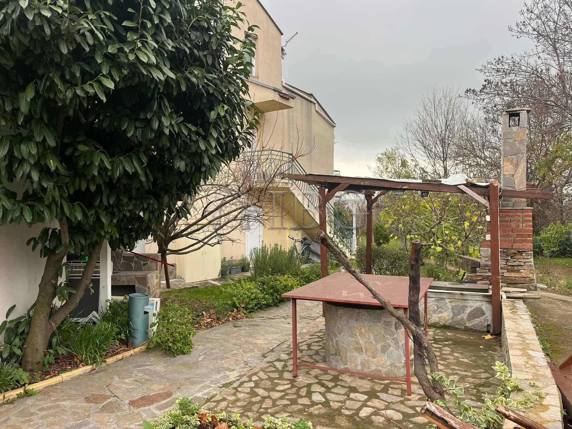 Outdoor patio with garden and trees in Sveti Vlas complex.