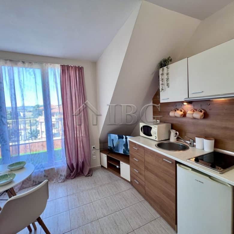 Charming one-bedroom apartment overlooking the pool in Dolce Vita 2, Sveti Vlas, ideal for relaxing.