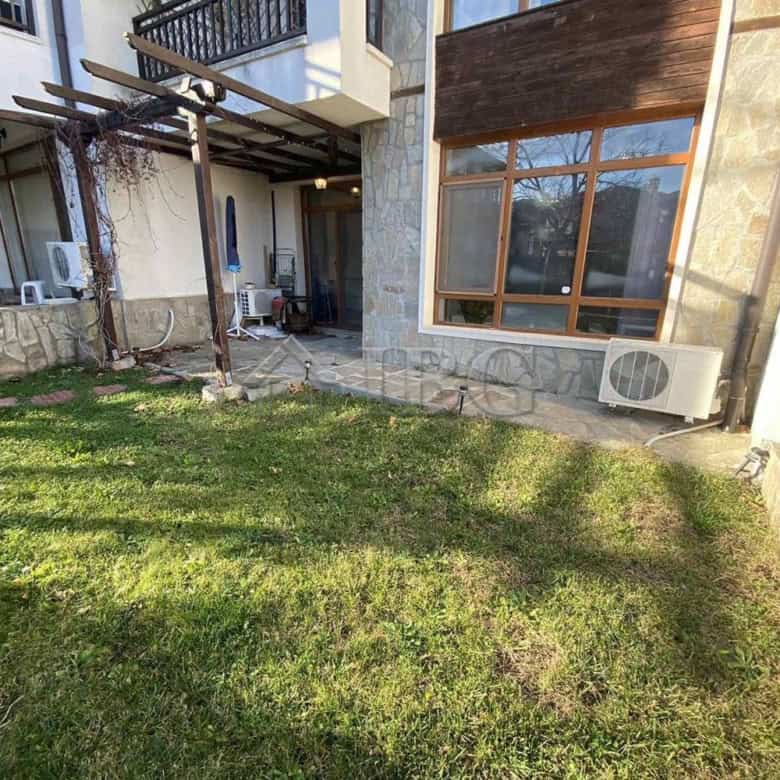 One-bedroom apartment with a private yard located in Vineyards Resort, Aheloy, offering outdoor spac.