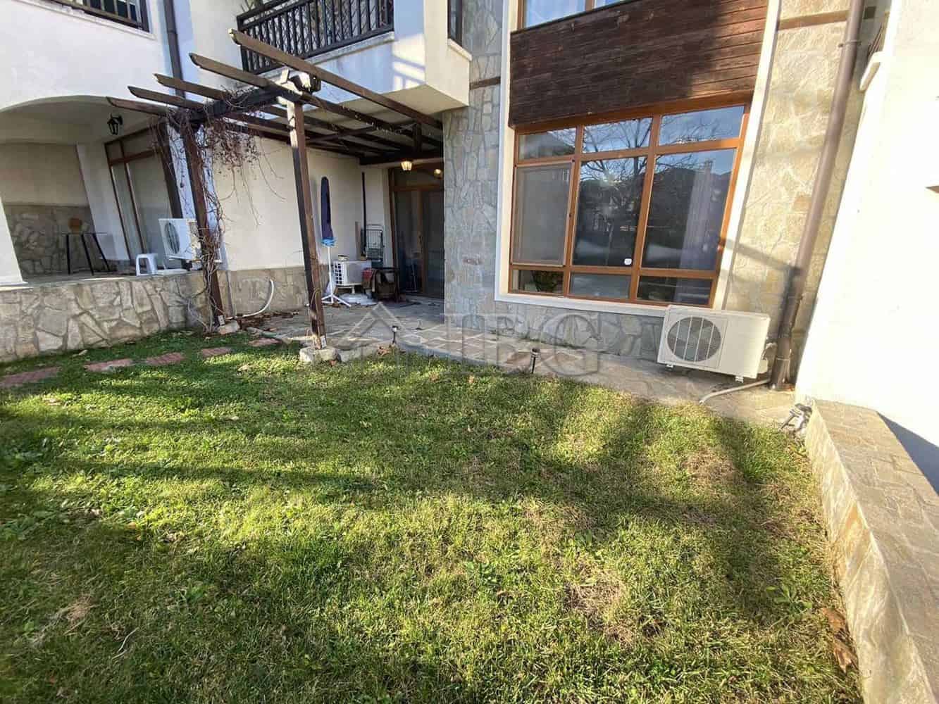 One-bedroom apartment with a private yard located in Vineyards Resort, Aheloy, offering outdoor spac.