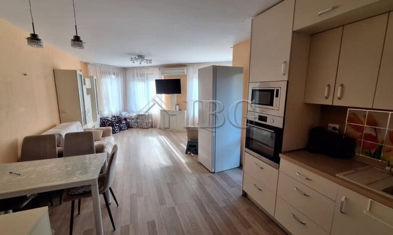 Bright 2-bedroom apartment with open-plan living area in Ravda, close to beaches and amenities. Read.
