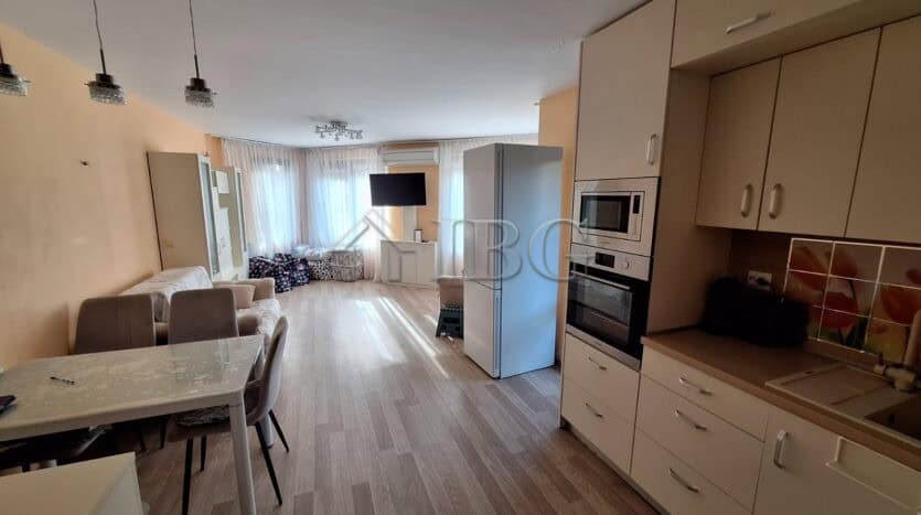 Bright 2-bedroom apartment with open-plan living area in Ravda, close to beaches and amenities. Read.