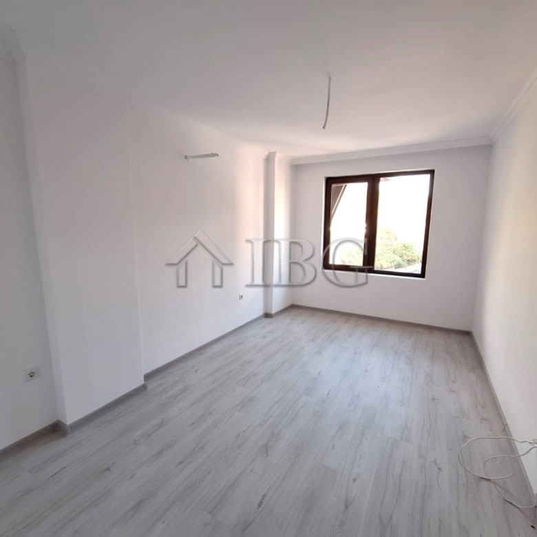 Bright 2-bedroom apartment with forest and partial sea views in Etara 4, Sveti Vlas. Perfect for com.