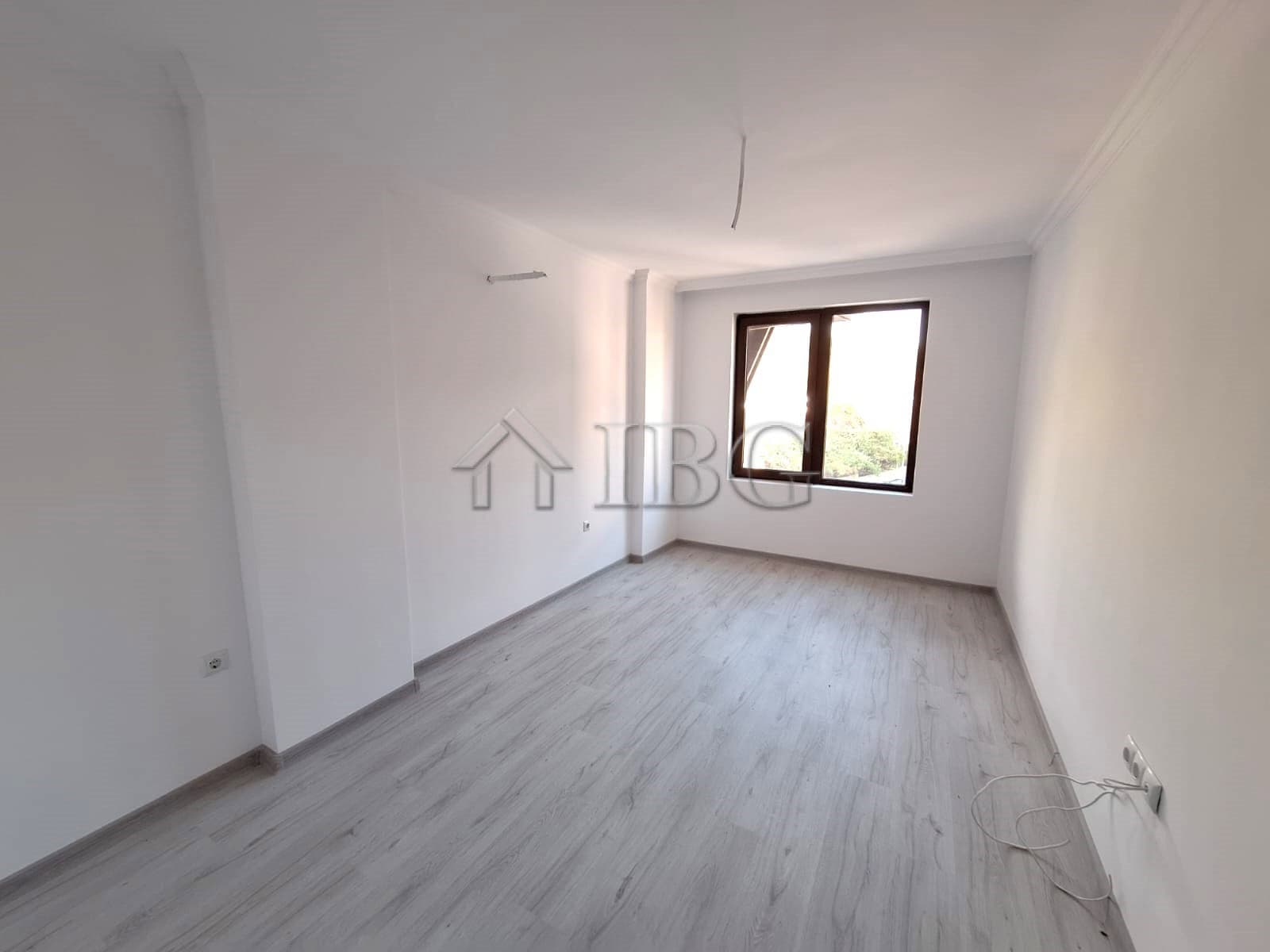 Bright 2-bedroom apartment with forest and partial sea views in Etara 4, Sveti Vlas. Perfect for com.