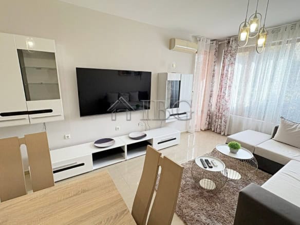 Bright and spacious one-bedroom apartment overlooking the pool in Sunflower complex, Sunny Beach.