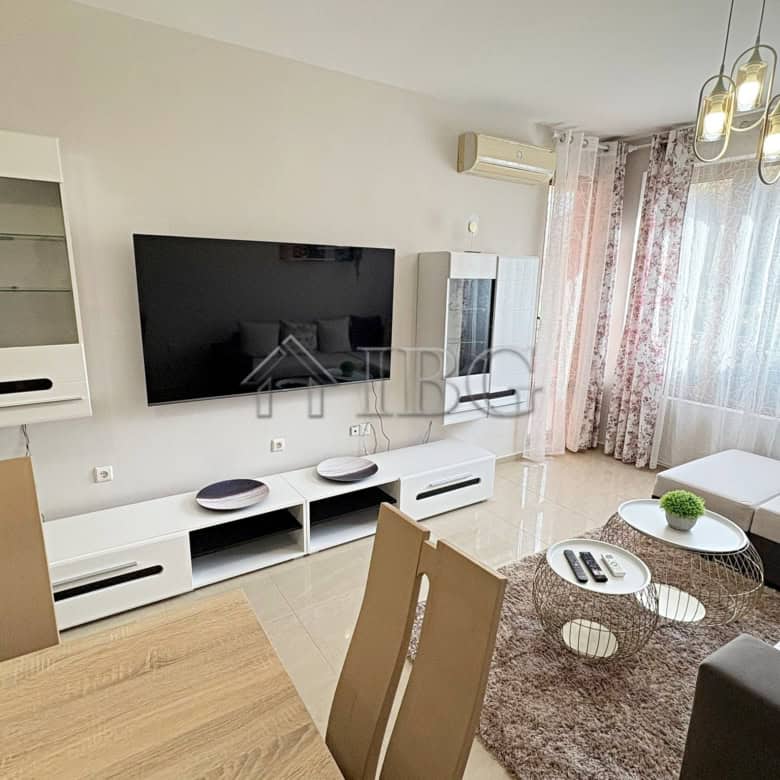 Bright and spacious one-bedroom apartment overlooking the pool in Sunflower complex, Sunny Beach.