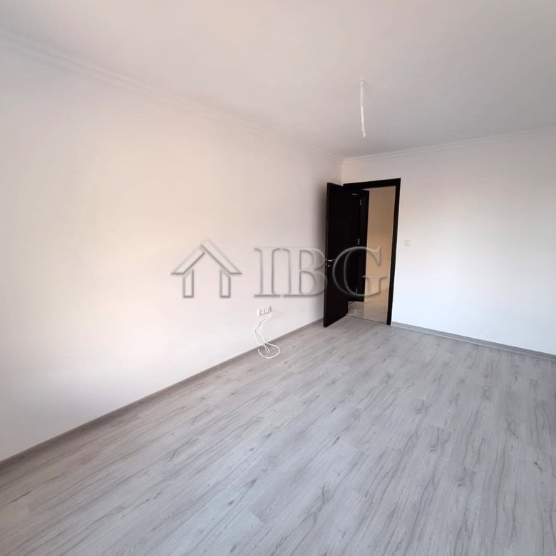 Bright 2-bedroom apartment with forest and partial sea view in Etara 4, Sveti Vlas.