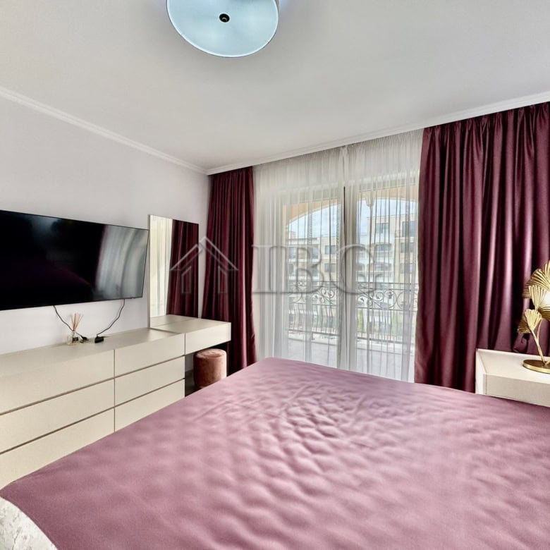 Spacious 2-bedroom apartment offering stunning sea and pool vistas in Valencia Gardens, Nessebar. Pe.
