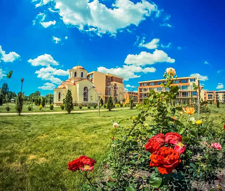 Bright studio apartment overlooking the pool at Orchid Fort Club, Sunny Beach. Perfect for relaxing.