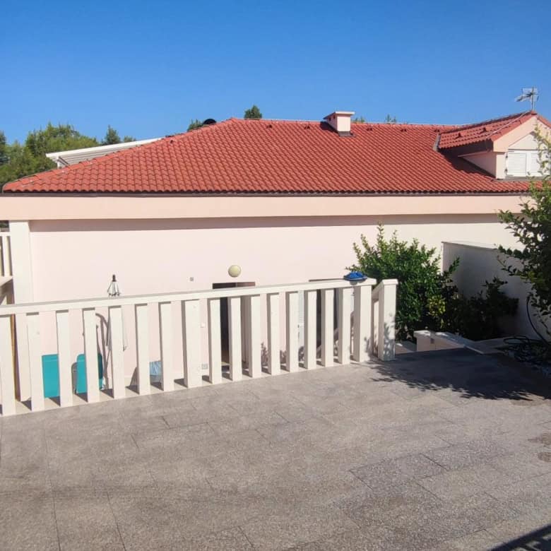 Cozy apartment in a 4-unit house in Okrug Donji Croatia for sale.