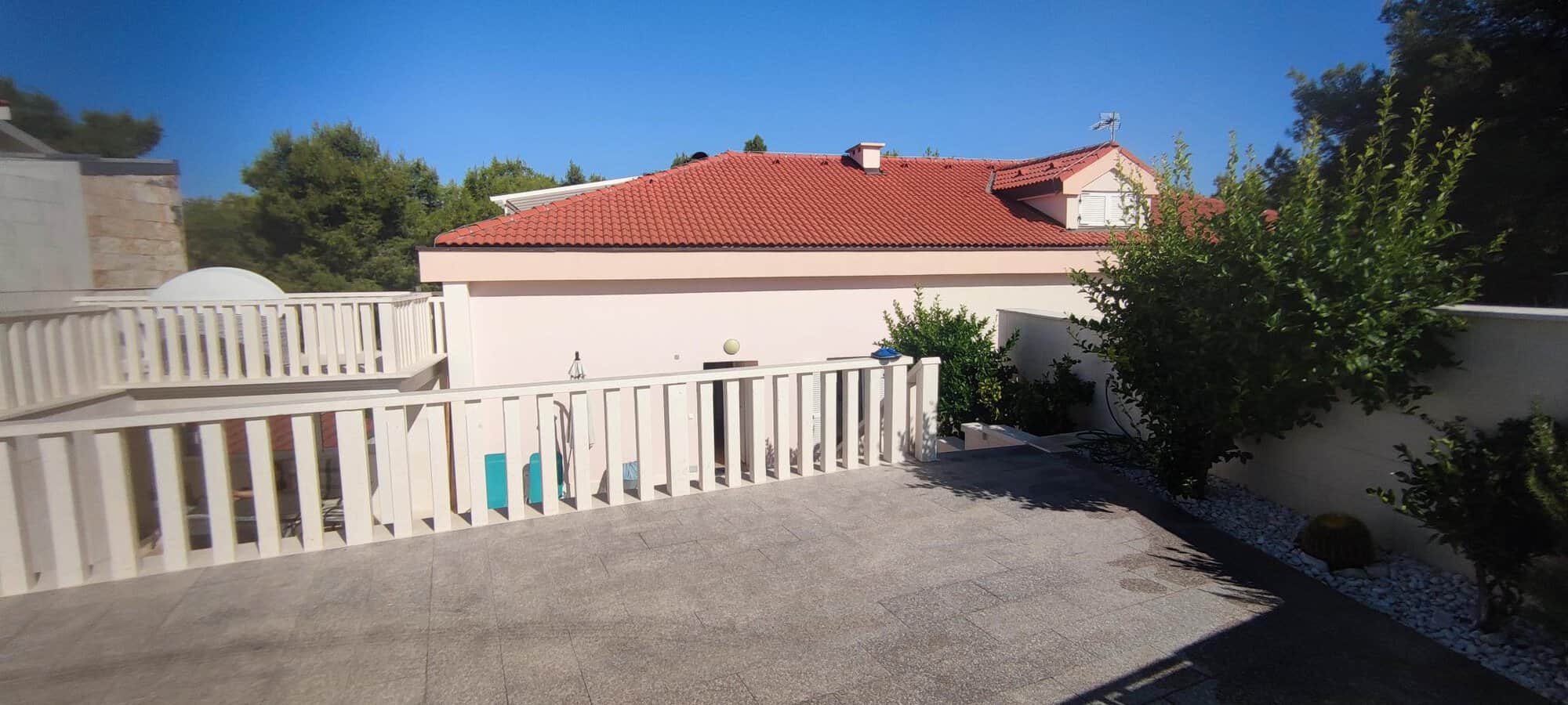 Cozy apartment in a 4-unit house in Okrug Donji Croatia for sale.