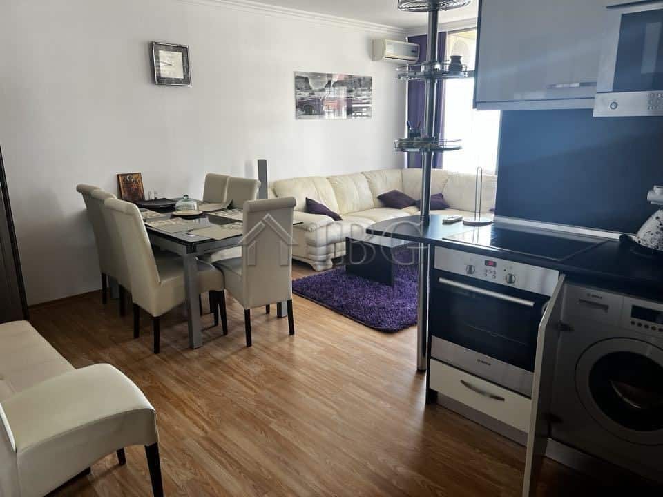 Bright 2-bedroom apartment with sea views in Dolce Vita 2, Sveti Vlas. Fully furnished, spacious liv.