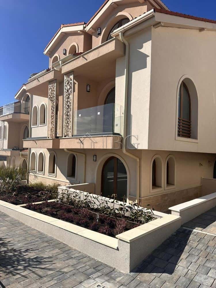 Elegant one-bedroom apartment with spacious terrace in new Grand Village complex, Kosharitsa. Perfec.