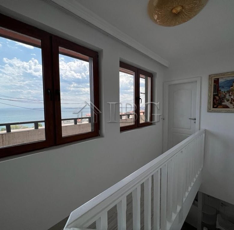Bright maisonette with panoramic sea views in Sveti Vlas.