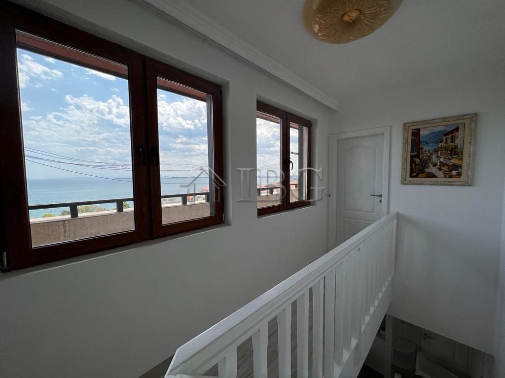 Bright maisonette with panoramic sea views in Sveti Vlas.