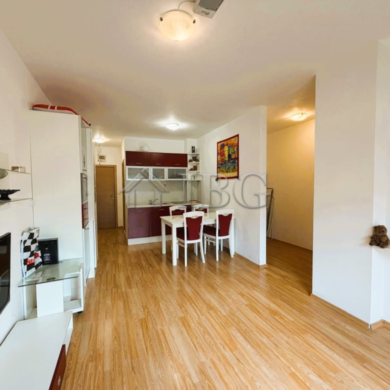 Bright 2-bedroom apartment overlooking park and tennis courts, ideal for sunny beach living.