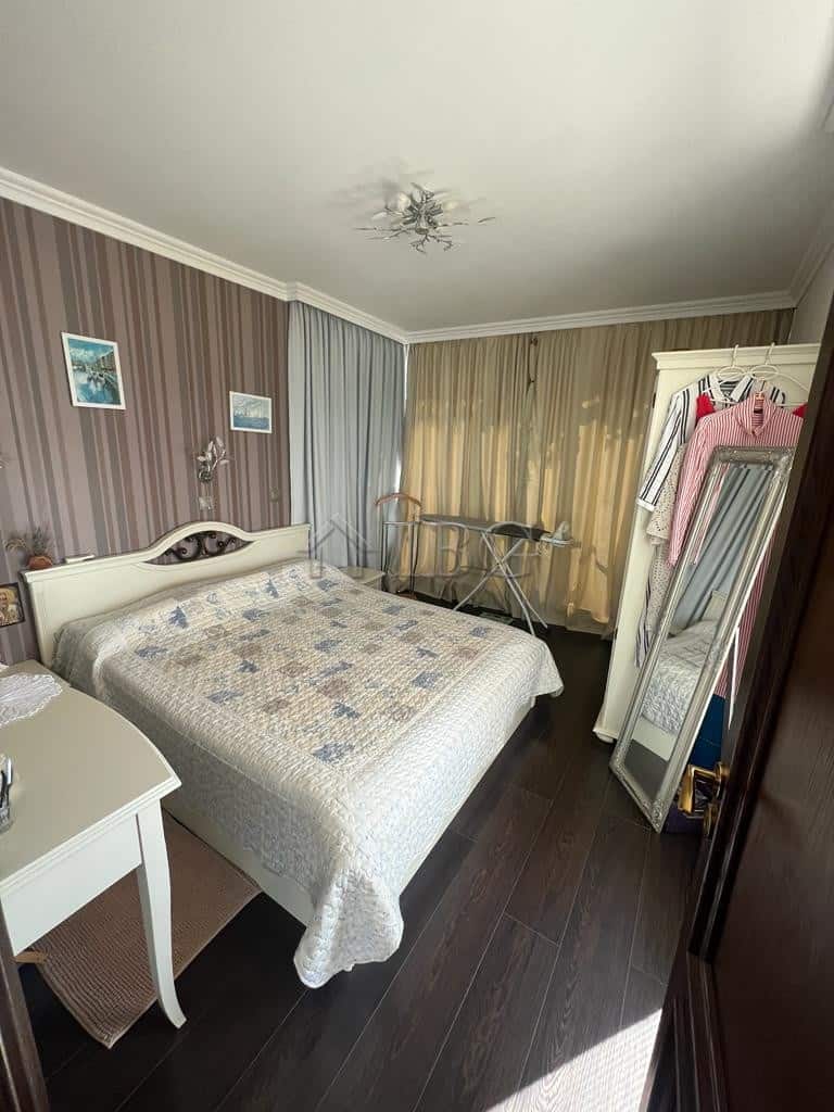 Spacious bedroom in Dolce Vita 2, Sveti Vlas, featuring elegant decor and stunning sea vistas.