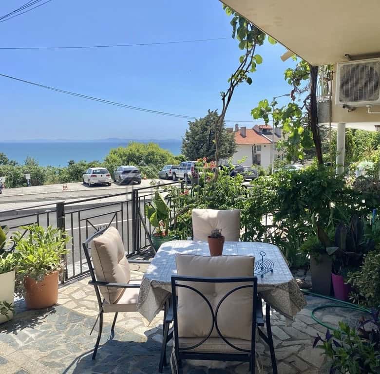Bright sea view apartment with 3 bedrooms and 2 bathrooms in Sveti Vlas, no maintenance fee. Perfect.