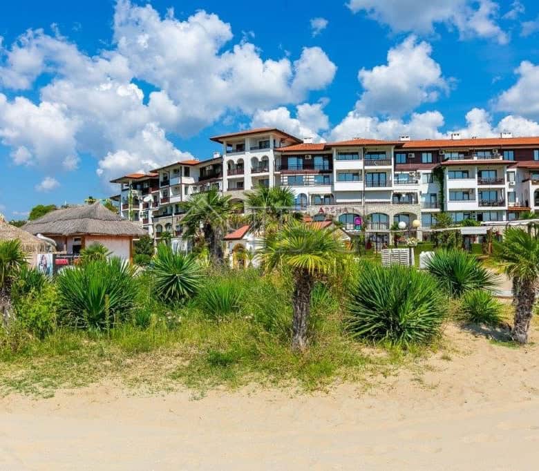 Sea view studio apartment with balcony and separate kitchen in Sveti Vlas Arena 1. Perfect for seasi.