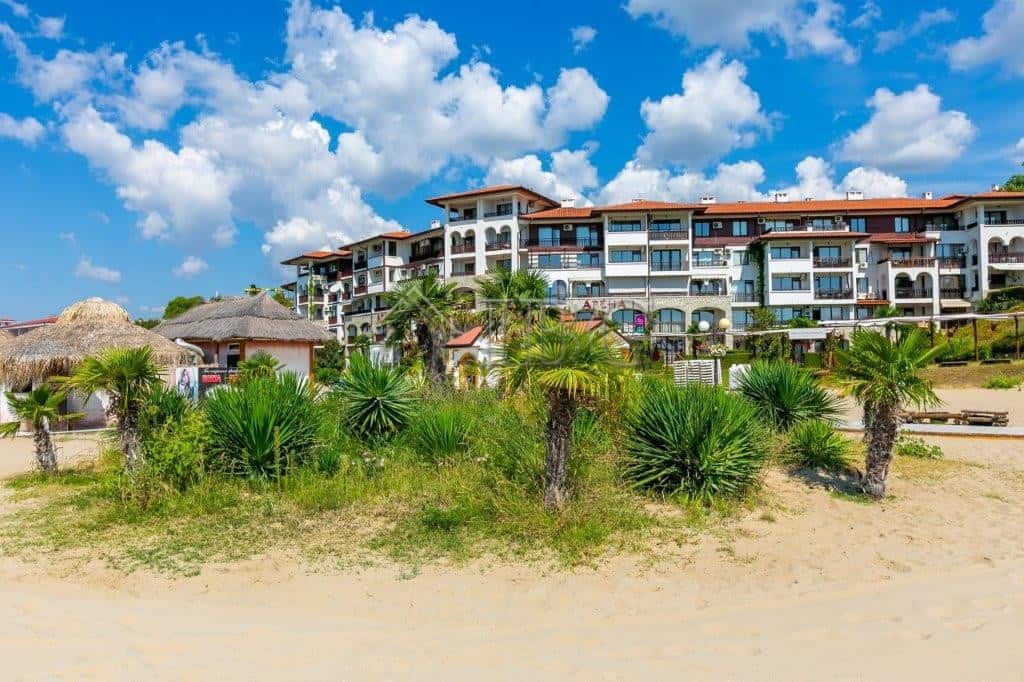 Sea view studio apartment with balcony and separate kitchen in Sveti Vlas Arena 1. Perfect for seasi.