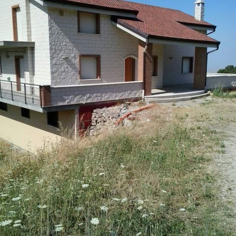 Spacious 3-bedroom house for sale in Orsara di Puglia, Italy, with a large balcony and scenic surrou.