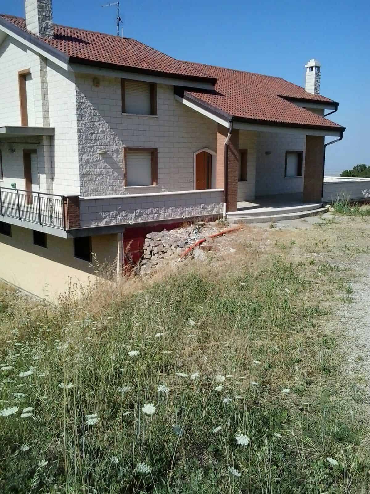 Spacious 3-bedroom house for sale in Orsara di Puglia, Italy, with a large balcony and scenic surrou.