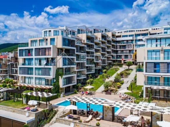 Bright 2-bedroom apartment with panoramic sea views in Sveti Vlas.