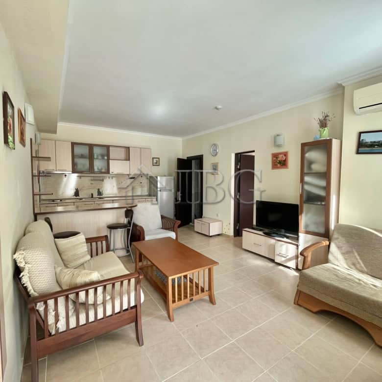 Bright 1-bedroom apartment overlooking the pool in Sveti Vlas. Modern furnishings and spacious livin.