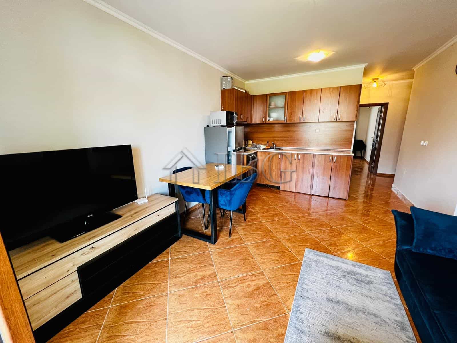 Bright apartment with open-plan living and kitchen area, perfect for comfortable seaside living.