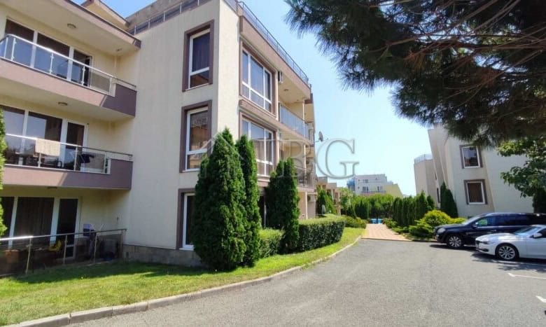 Bright one-bedroom apartment in Mirni Complex, Sveti Vlas, with modern amenities and scenic surround.