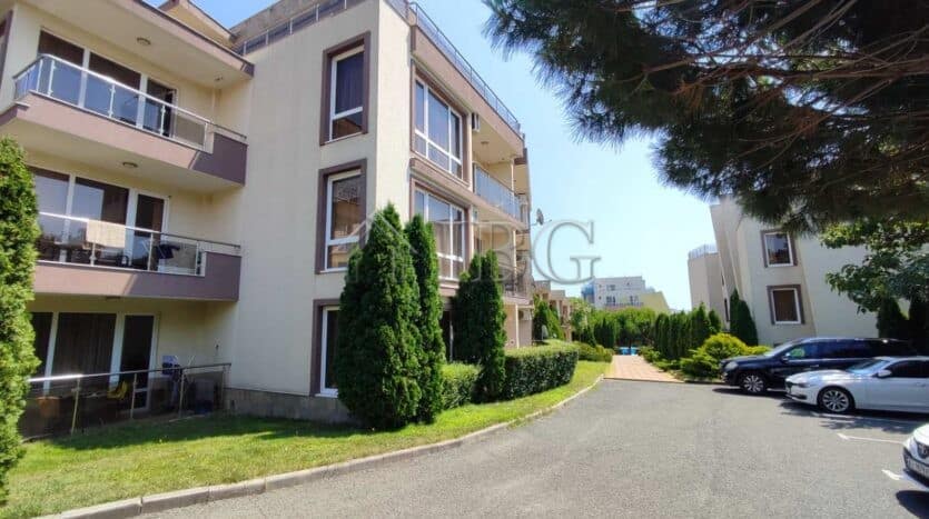 Bright one-bedroom apartment in Mirni Complex, Sveti Vlas, with modern amenities and scenic surround.