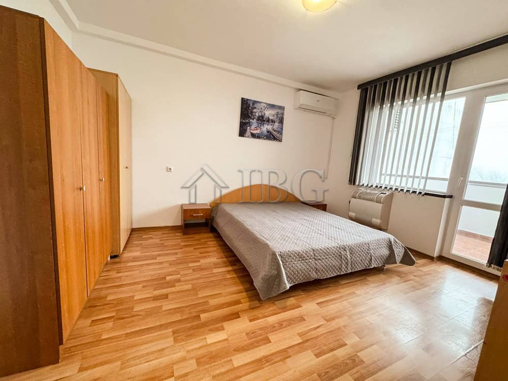 Spacious bedroom with modern furnishings in a bright apartment for rent in Druzhba 2, Ruse.