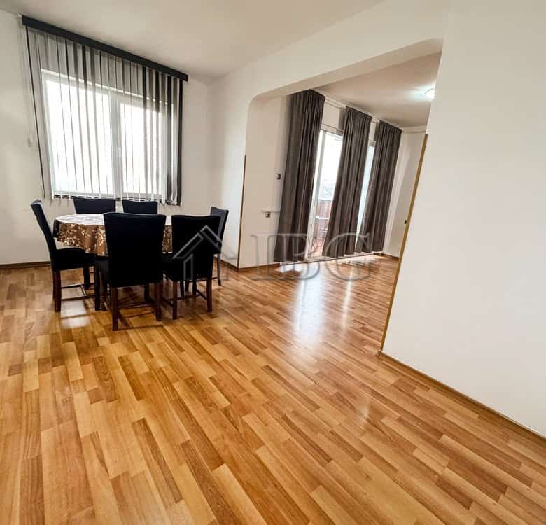 Spacious 2-bedroom apartment with bright living area, wooden flooring, and large windows in Druzhba.