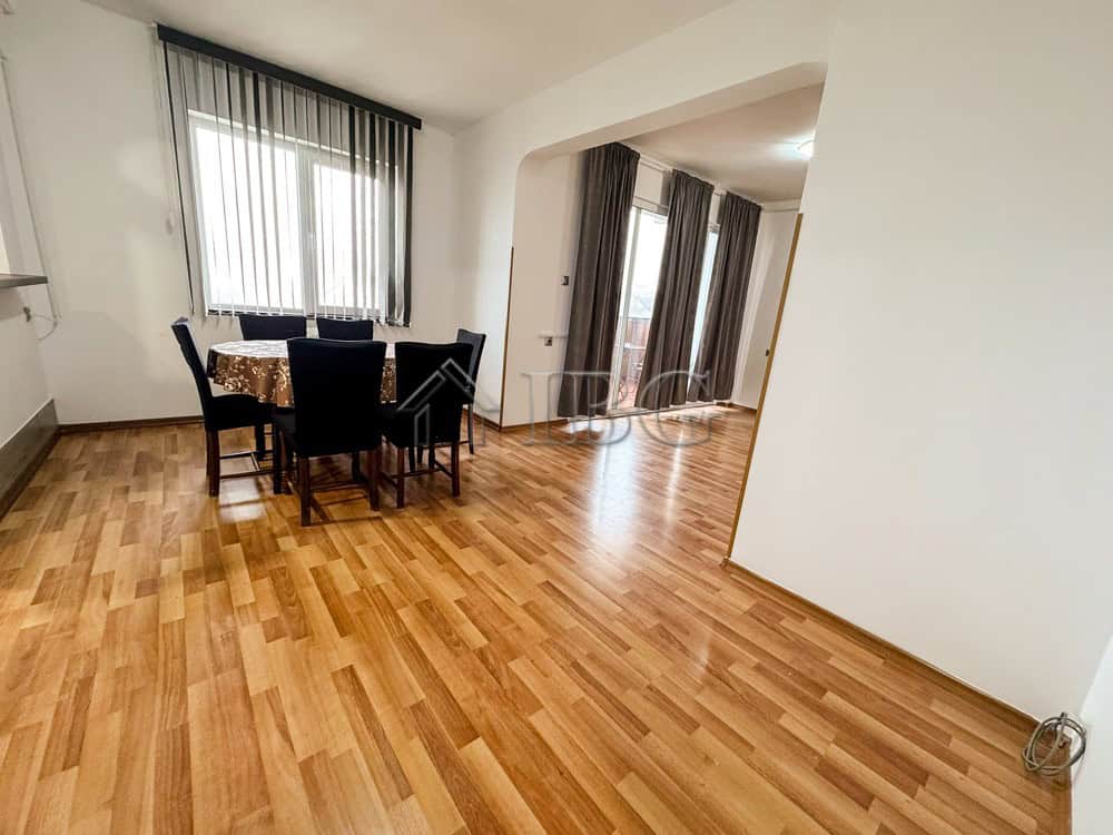 Spacious 2-bedroom apartment with bright living area, wooden flooring, and large windows in Druzhba.
