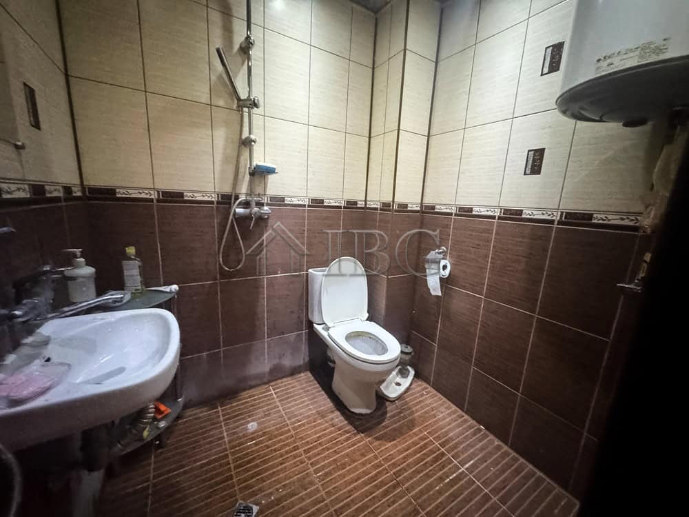 Bathroom with toilet and sink in a central Ruse apartment near Svoboda Square.
