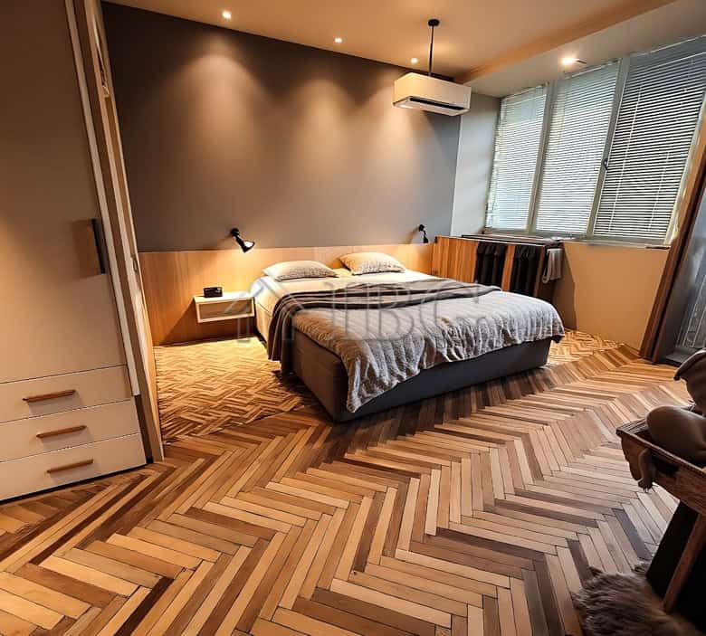 Bright 2-bedroom apartment near Svoboda Square in Ruse, Bulgaria. Stylish interior with wooden floor.