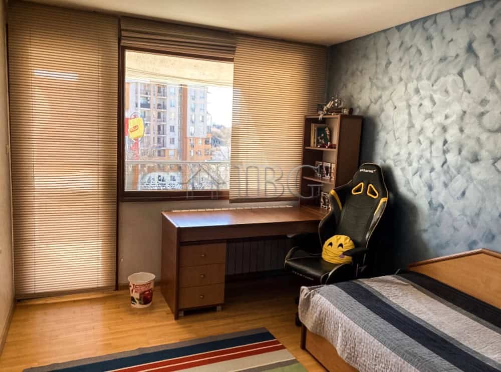Cozy Two-Bedroom Apartment Near Ruse Center Bright interior of a two-bedroom apartment with a workspace and a comfortable bed, located close to.