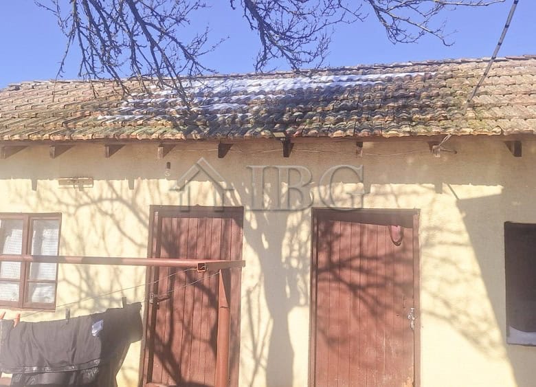 Renovated house with large garden and outbuildings in a quiet area near the town center.
