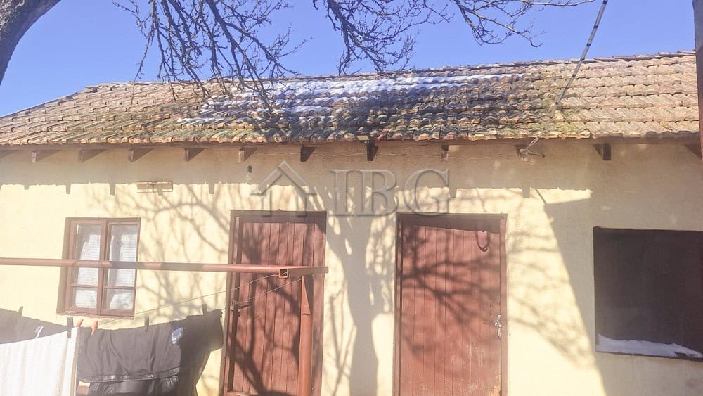 Renovated house with large garden and outbuildings in a quiet area near the town center.