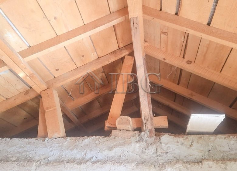 Renovated house with large garden and outbuildings in a quiet area near the town center.