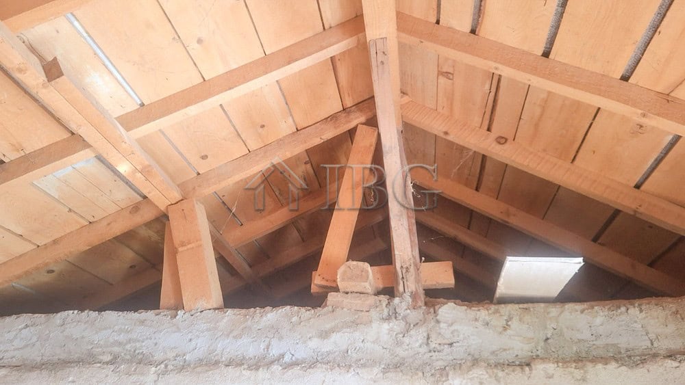 Renovated house with large garden and outbuildings in a quiet area near the town center.