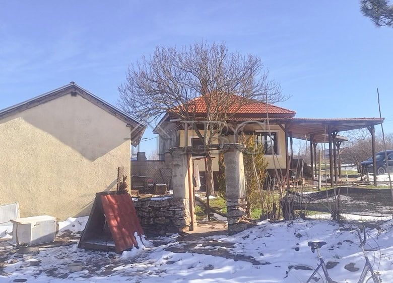 Beautiful renovated house featuring a spacious garden and outbuildings, situated in a quiet area nea.