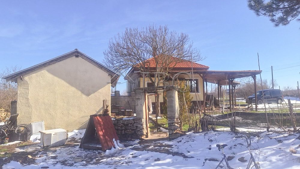Beautiful renovated house featuring a spacious garden and outbuildings, situated in a quiet area nea.