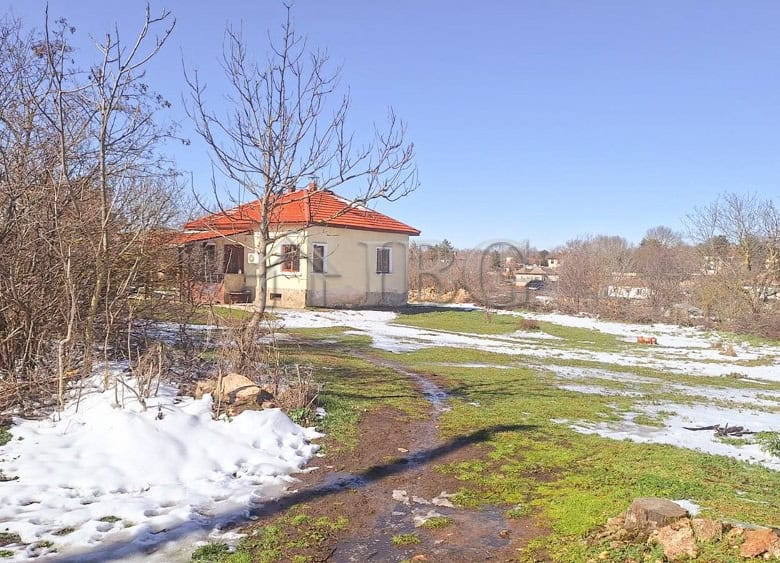 Renovated house with large garden and outbuildings in a quiet area near the town center.
