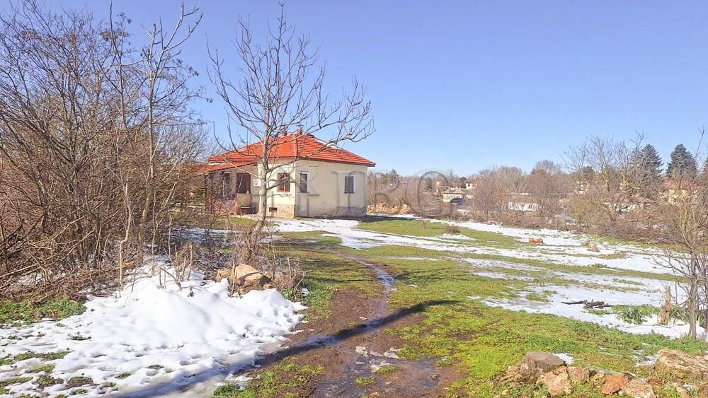 Renovated house with large garden and outbuildings in a quiet area near the town center.